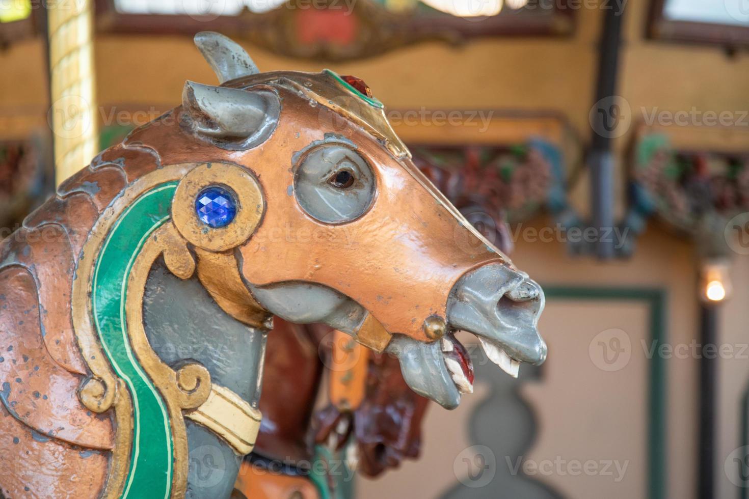 detalhes do cavalo do carrossel do parque de diversões foto