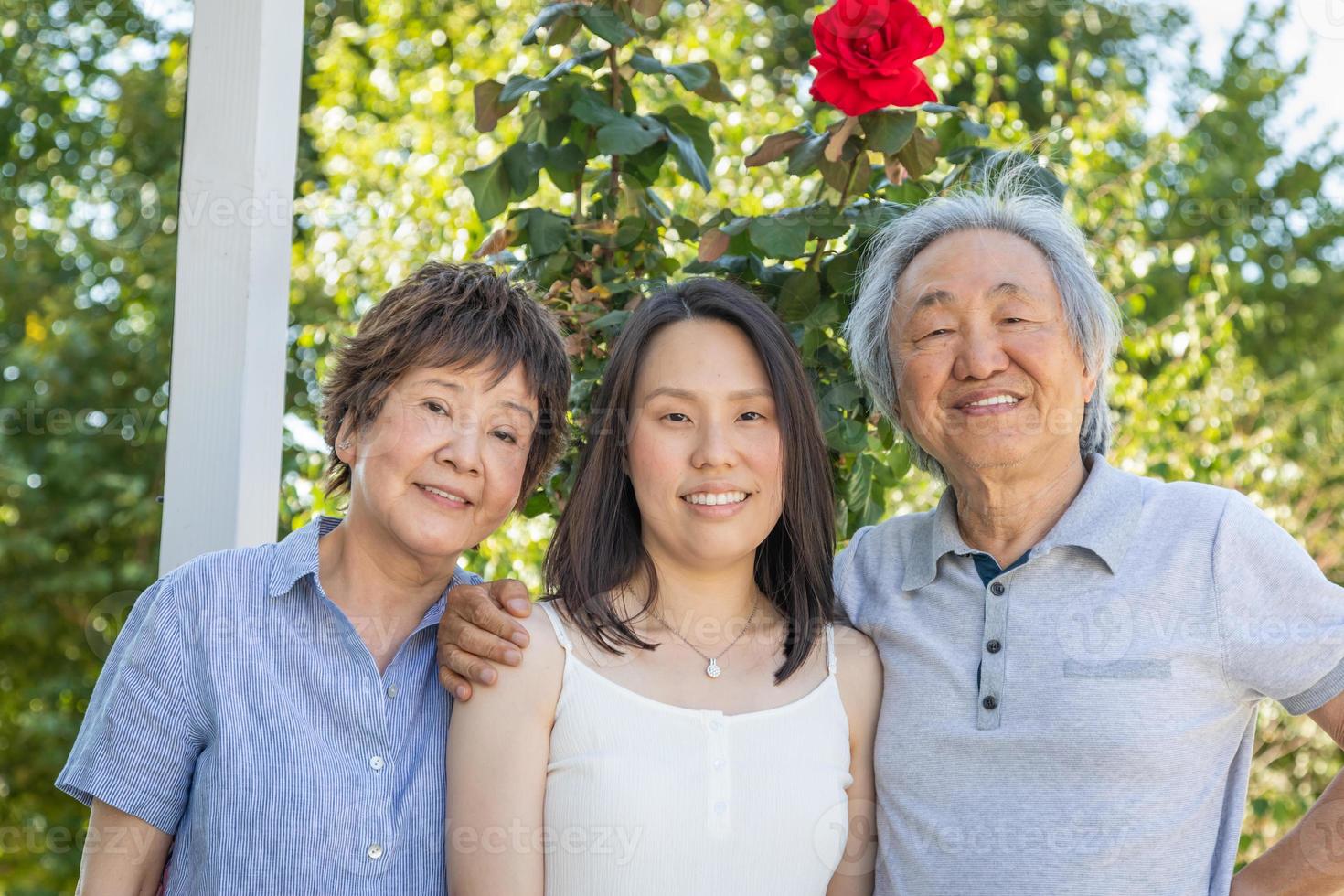 pais chineses e filha jovem adulta ao ar livre foto