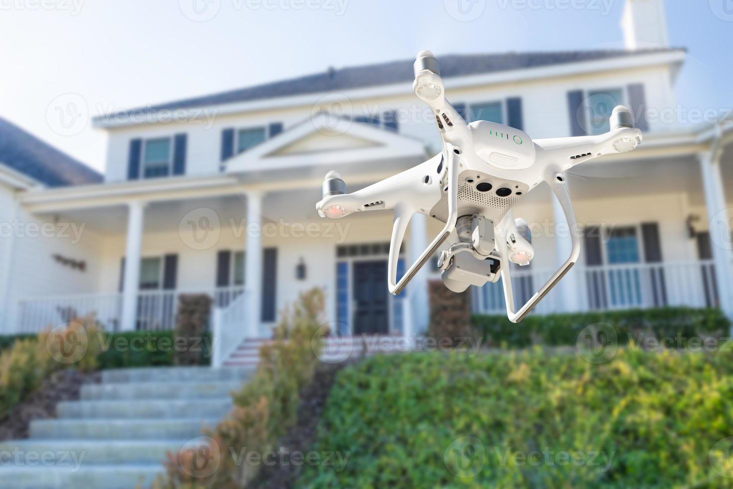 drone quadcopter voando, inspecionando e fotografando casa foto