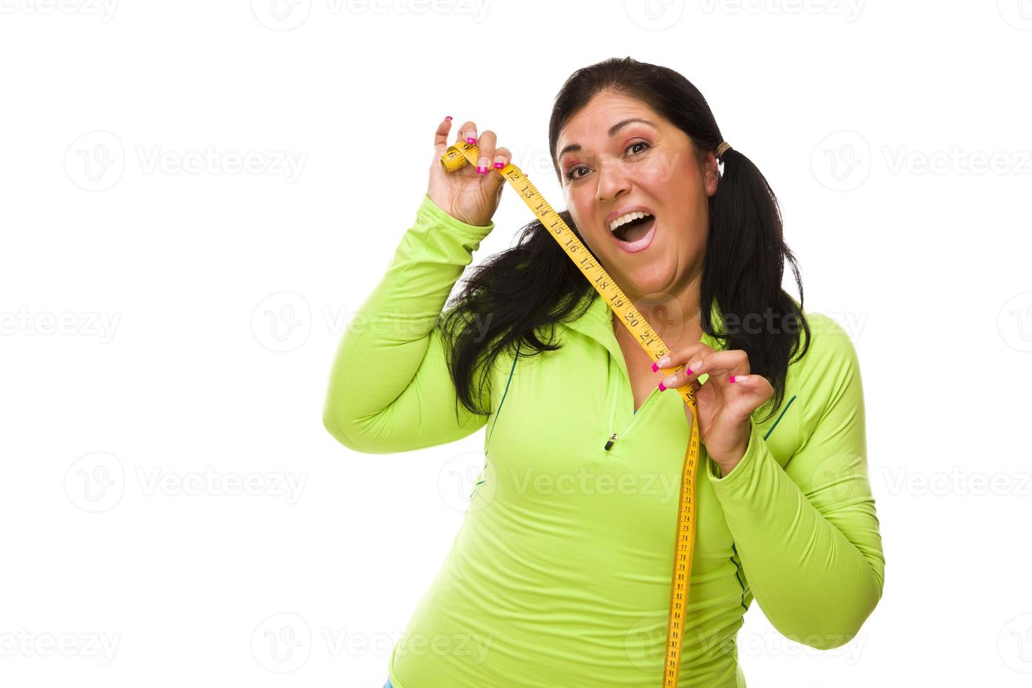 mulher hispânica em roupas de ginástica com fita métrica foto
