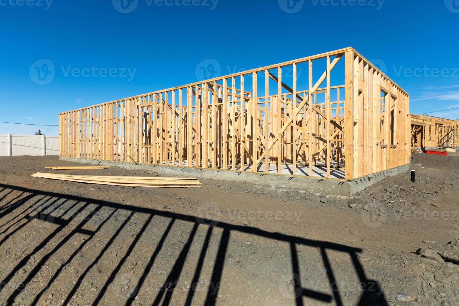 resumo de moldura de casa de madeira no canteiro de obras foto