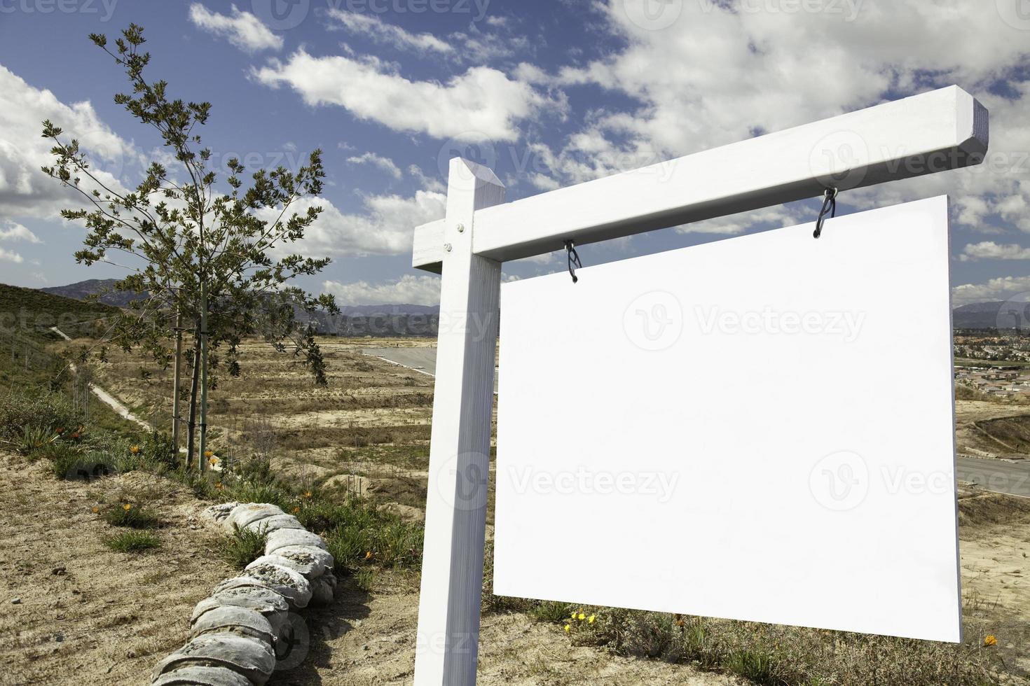 sinal de imóveis em branco e lotes de construção vazios foto