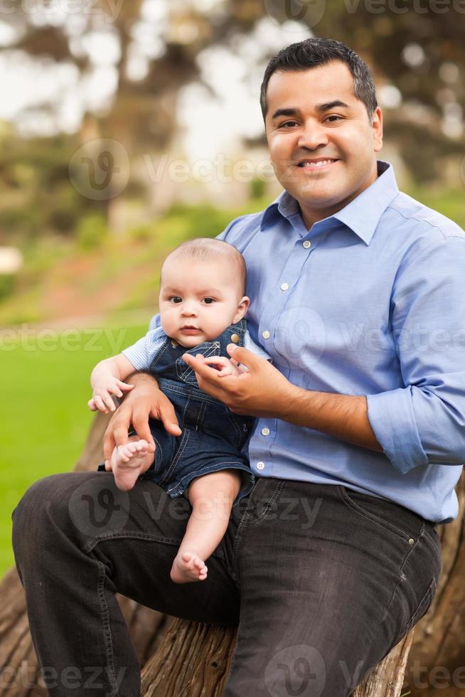 bonito hispânico pai e filho posando para um retrato foto