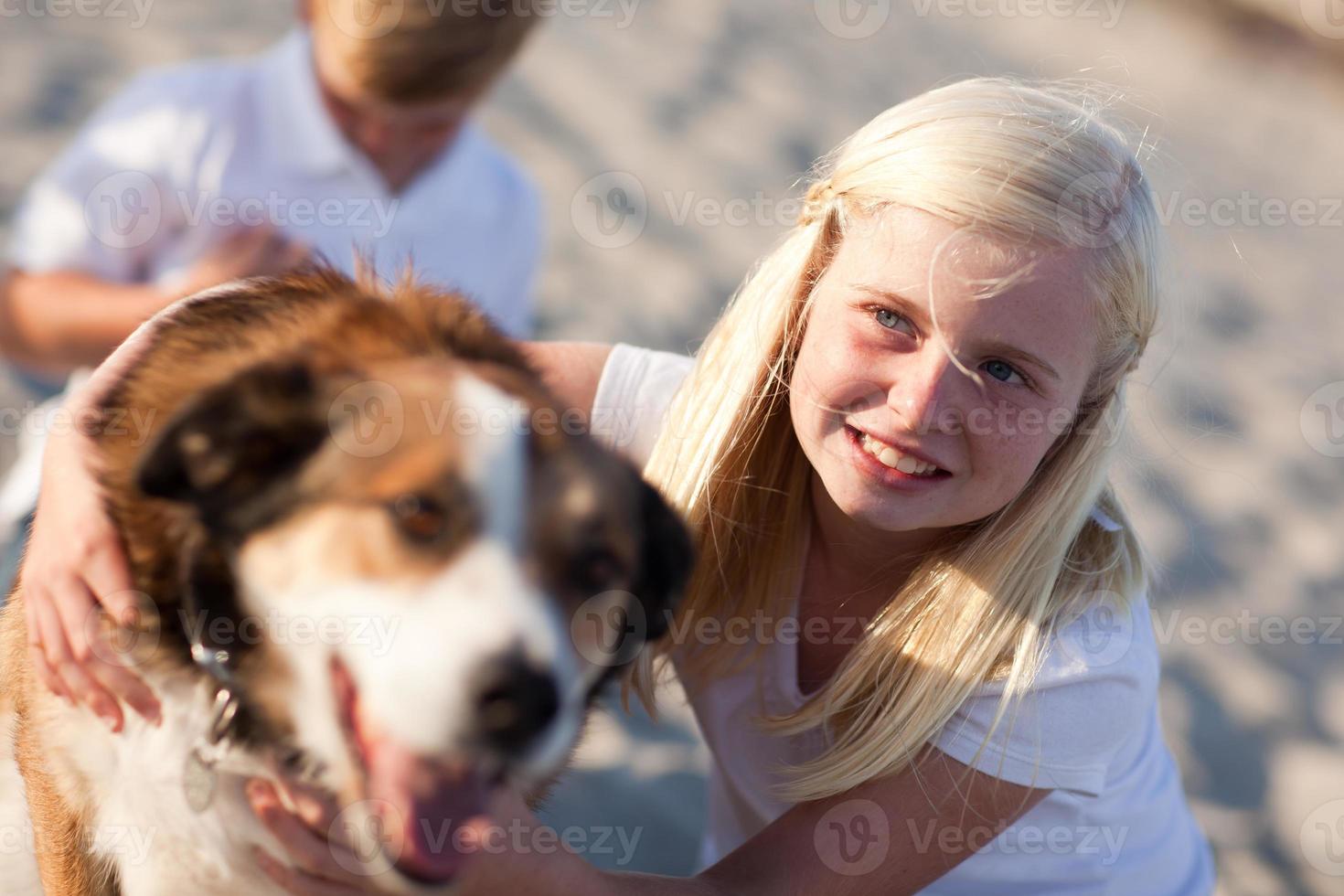 linda garota brincando com seu cachorro foto