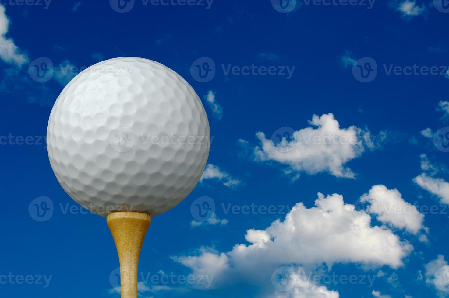 bola de golfe e tee foto