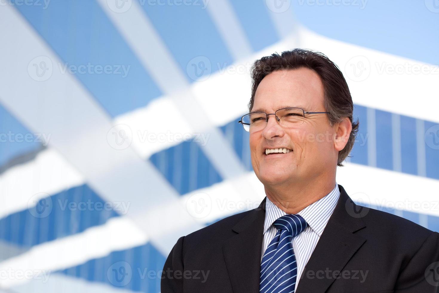 homem de negócios bonito sorrindo foto