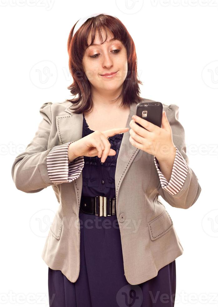 feliz jovem mulher caucasiana, mensagens de texto no celular foto