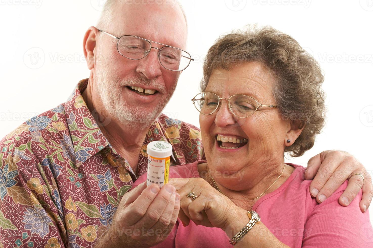 casal sênior com garrafa de prescrição foto