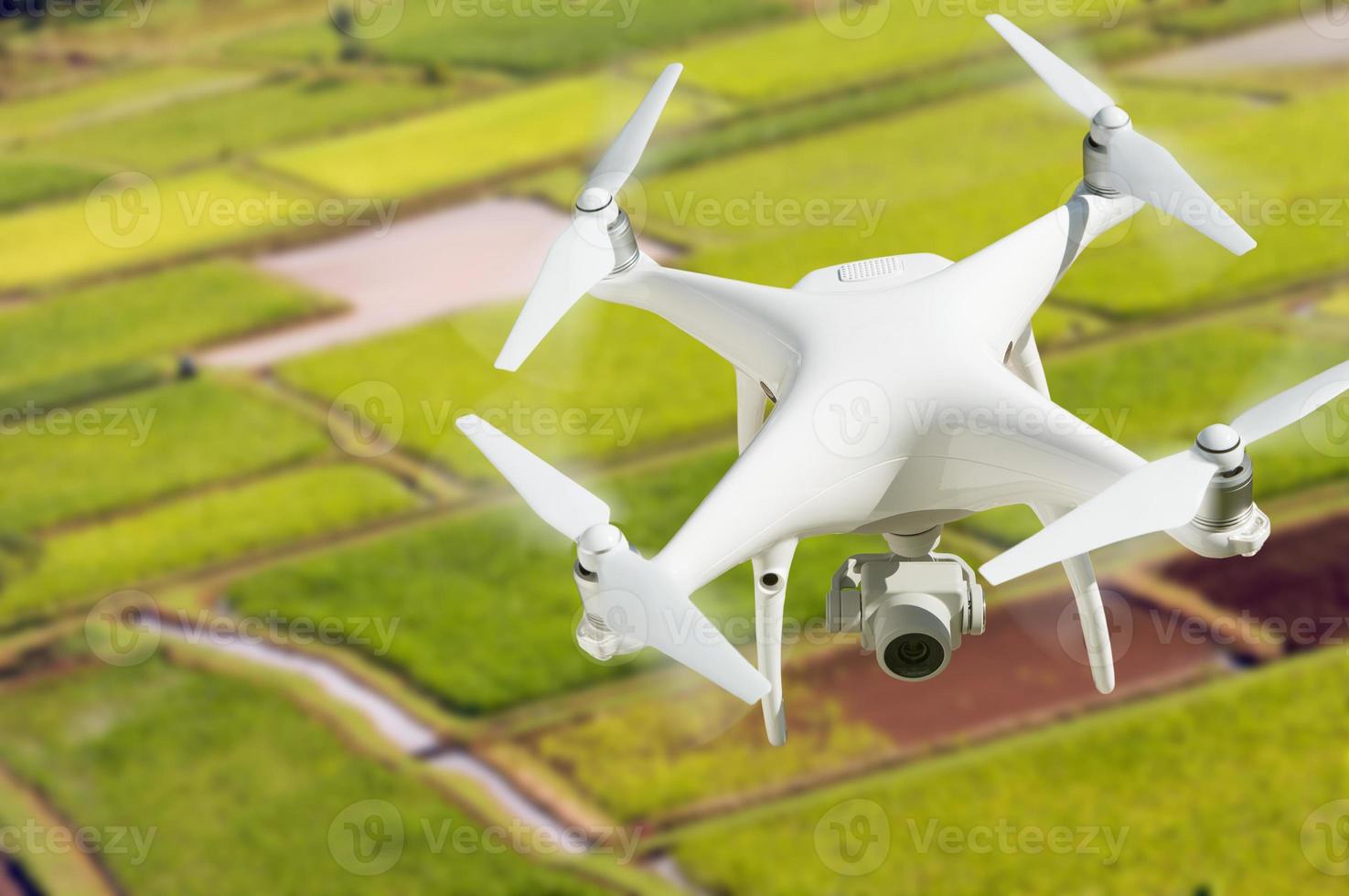 Drone quadcopter do sistema de aeronaves não tripuladas no ar sobre o vale de Hanalei e campos de fazenda de taro em Kauai, Havaí. foto