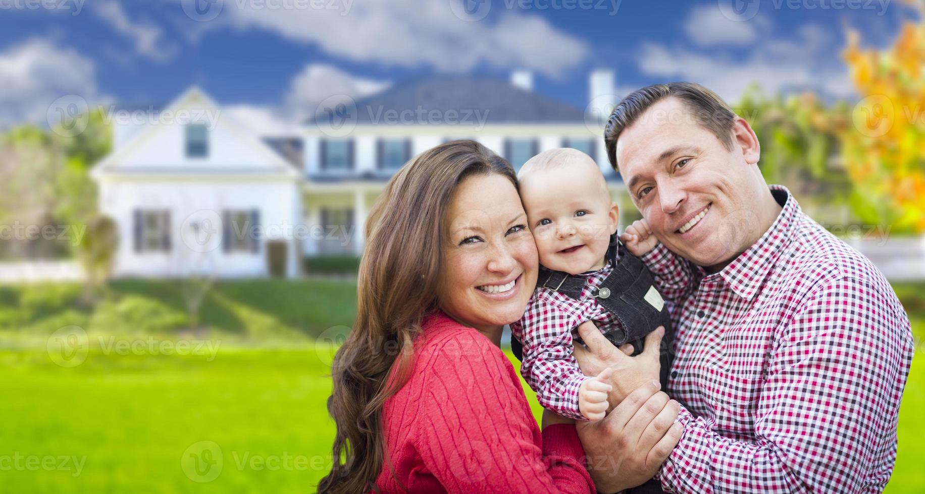 jovem família com bebê ao ar livre na frente da casa personalizada foto