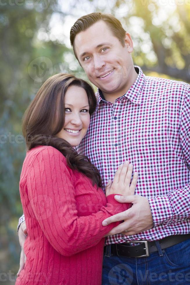 atraente casal caucasiano retrato ao ar livre foto