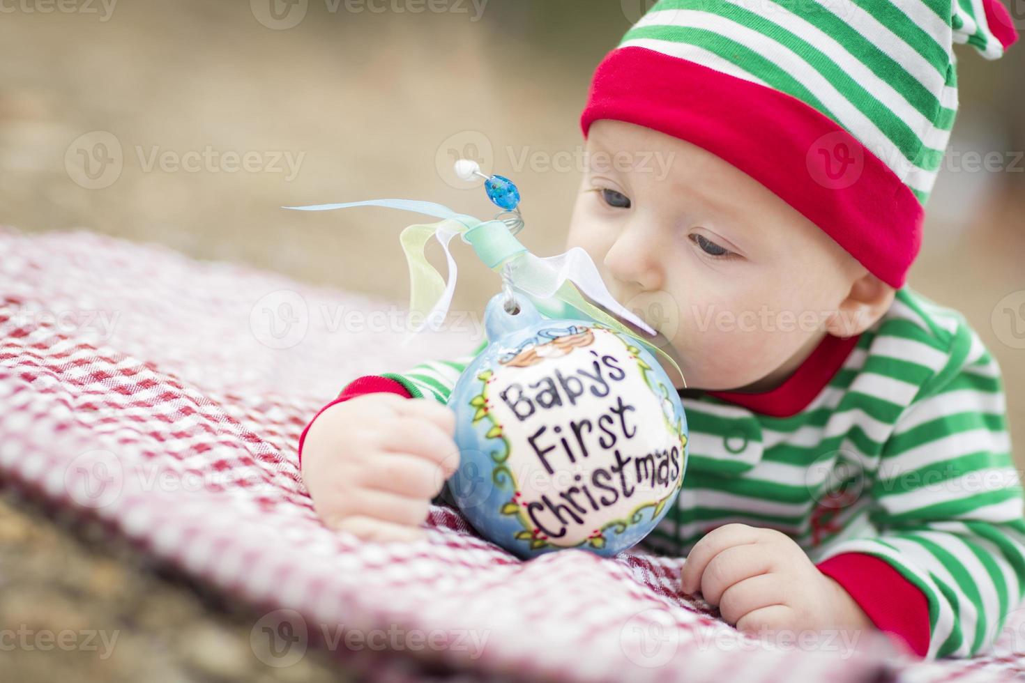 bebê infantil no cobertor com o primeiro enfeite de natal do bebê foto