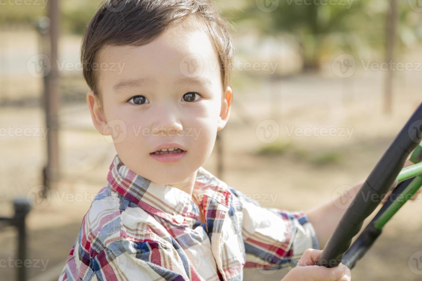 menino de raça mista jogando no trator foto