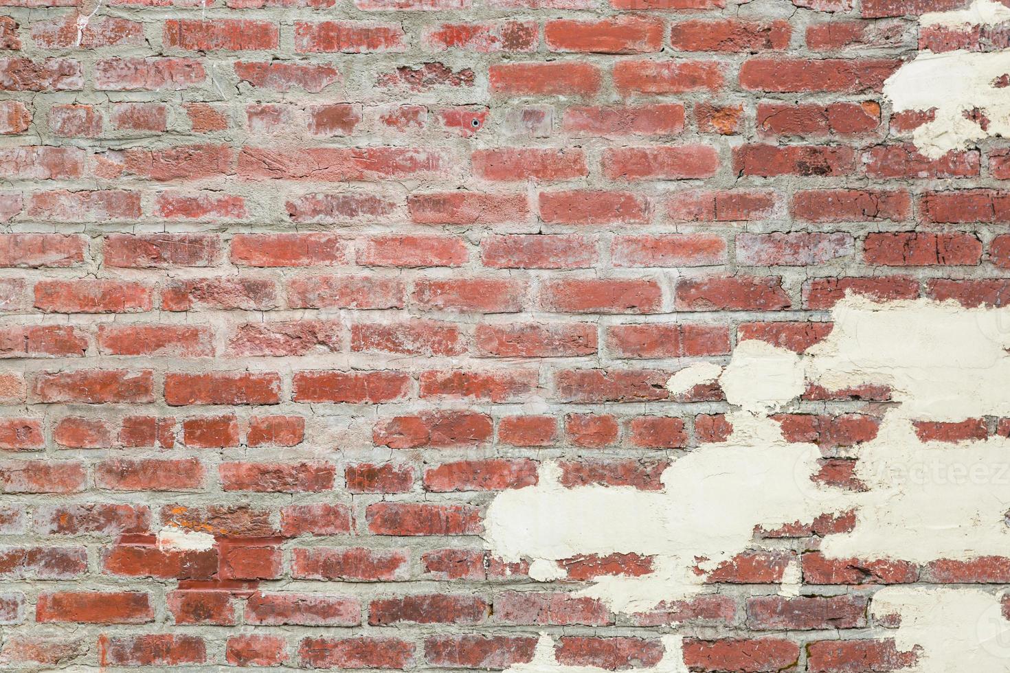 velha textura de fundo de parede de tijolo vermelho com gesso foto