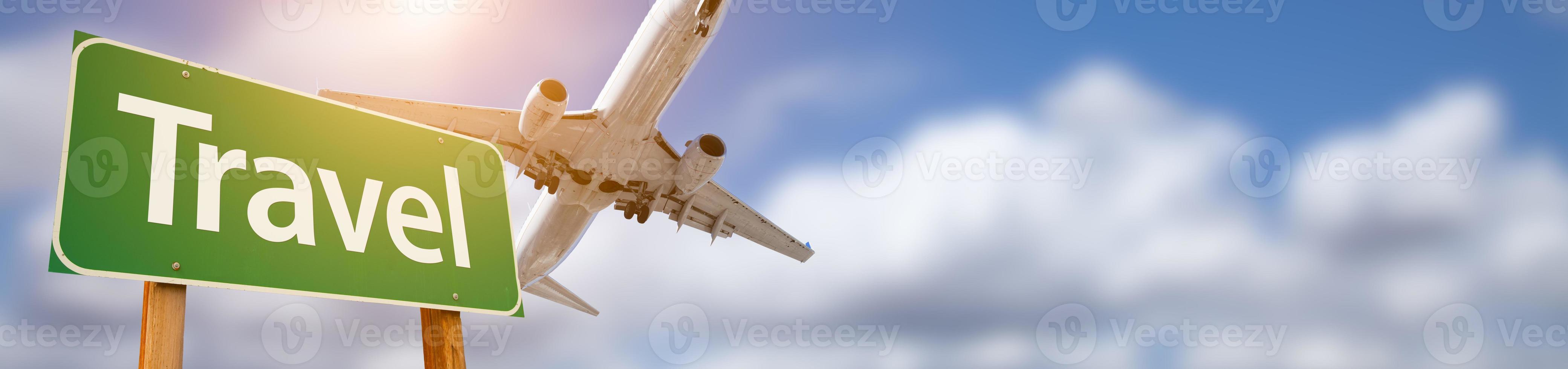 banner de sinal de rodd verde de viagem com avião voando acima foto