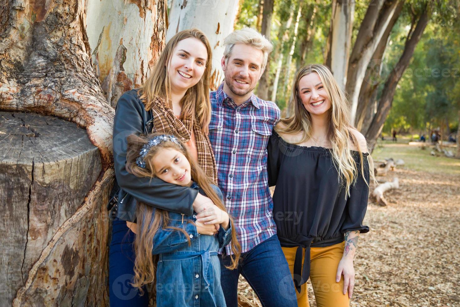 irmãos e irmãs de raça mista ao ar livre foto