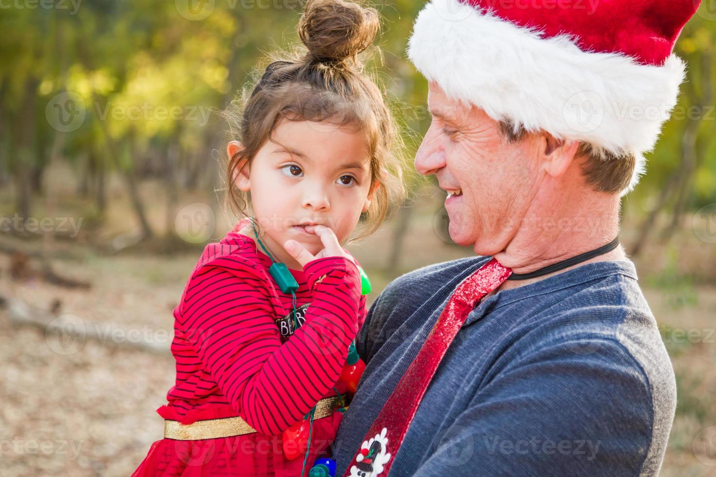 avô festivo e menina de raça mista ao ar livre foto