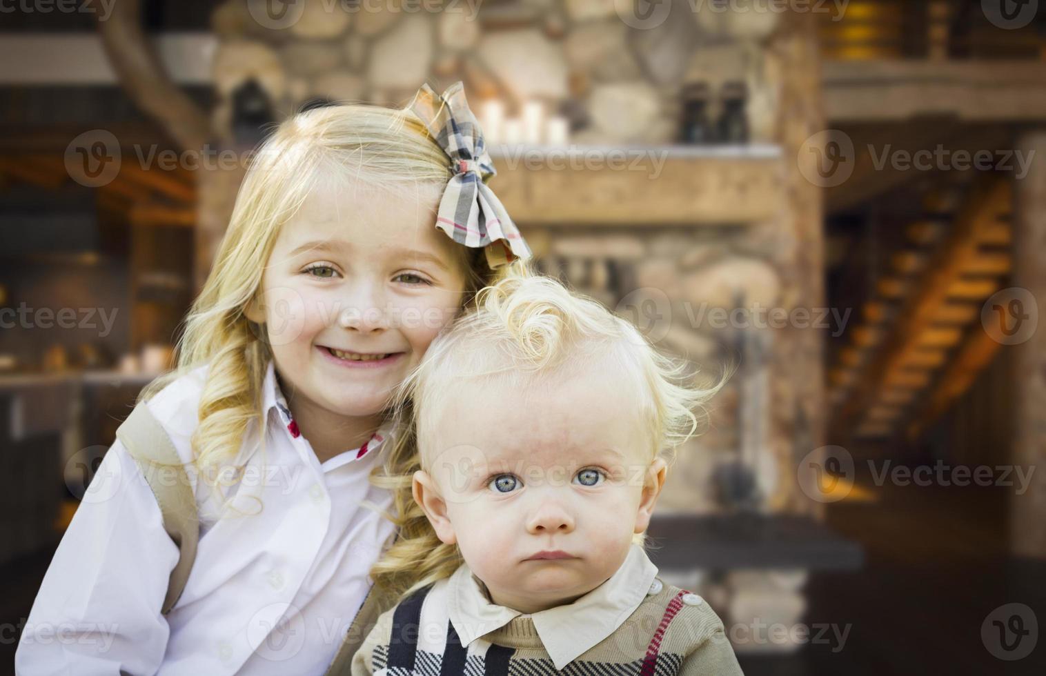 lindo irmão e irmã pose na cabana rústica foto