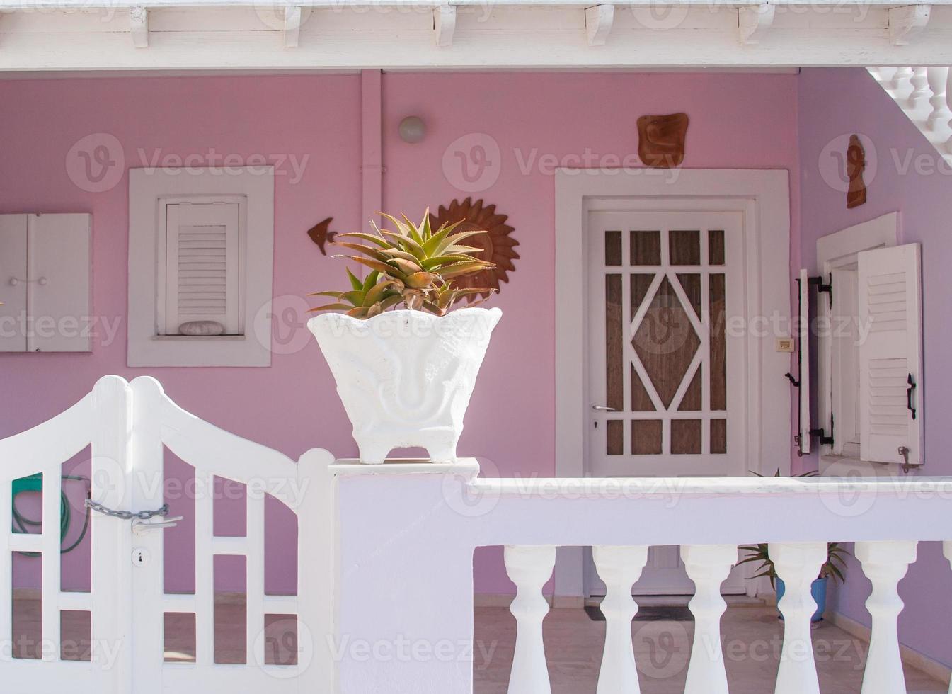 lindo pátio rosa em santorini, grécia foto