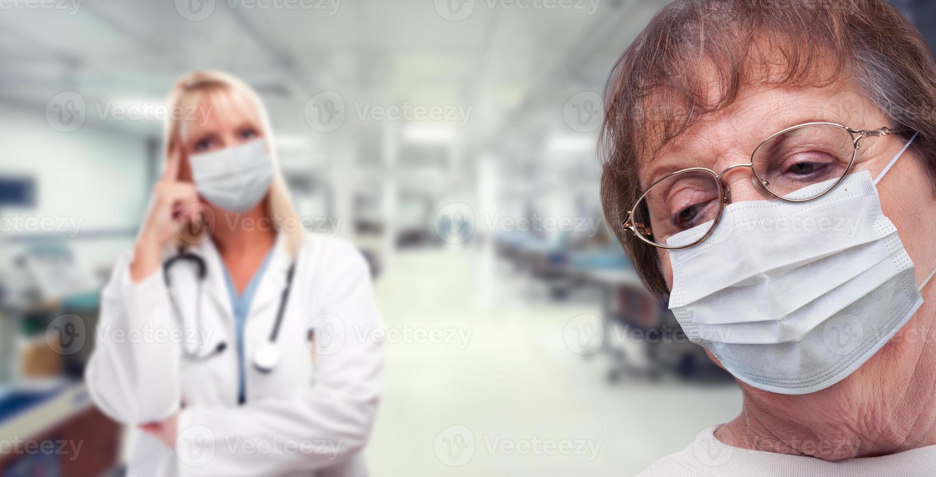mulher adulta sênior olhando para baixo enquanto o médico fica atrás de todos usando máscaras médicas dentro do hospital. foto
