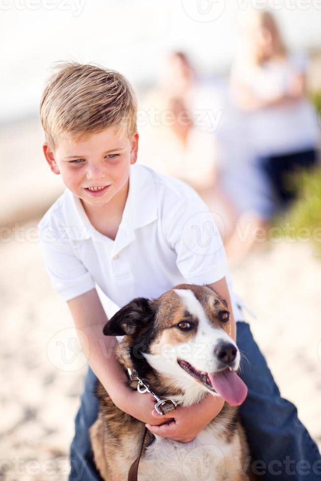 menino bonito brincando com seu cachorro foto
