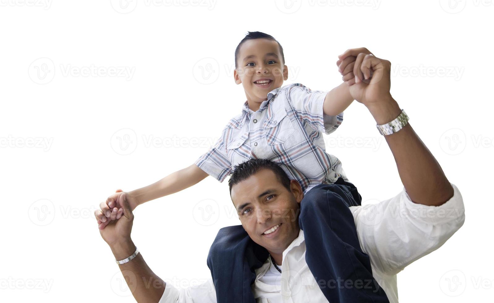 hispânico pai e filho se divertindo isolado no branco foto