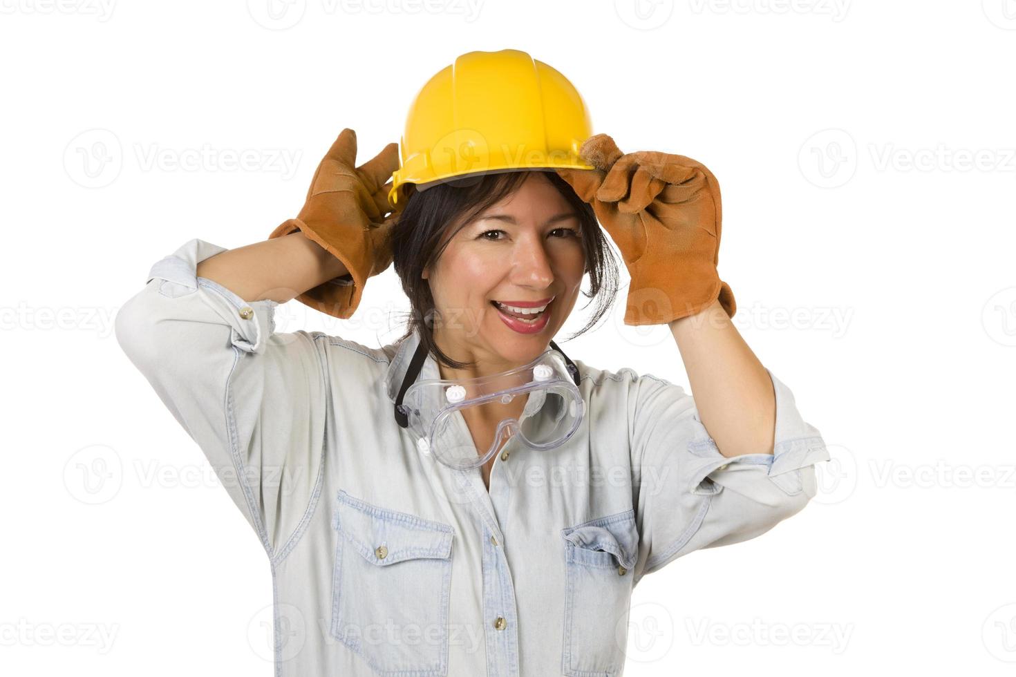 mulher hispânica atraente com capacete, óculos e luvas de trabalho foto