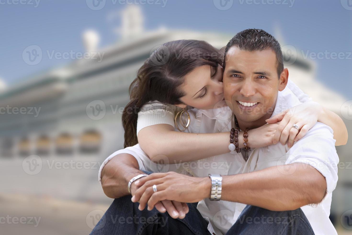 jovem casal hispânico feliz na frente do navio de cruzeiro foto