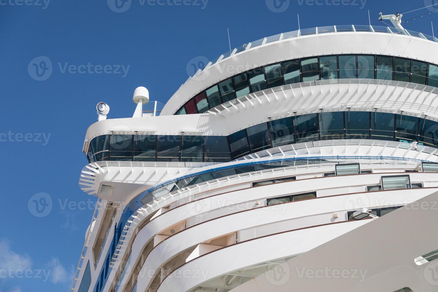 decks de navios de cruzeiro abstratos contra o céu azul foto