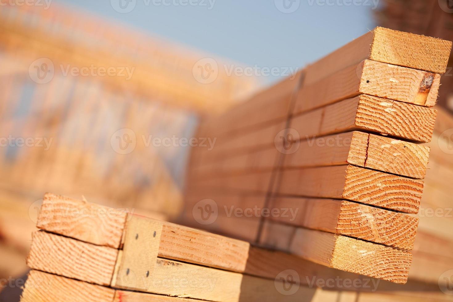 pilha de madeira de construção foto