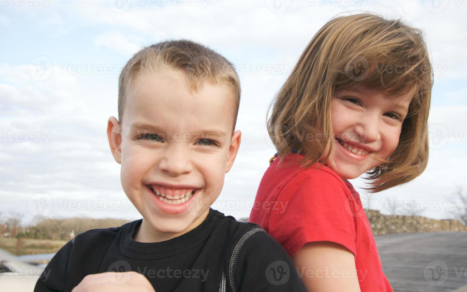 duas crianças sorriem para a câmera foto