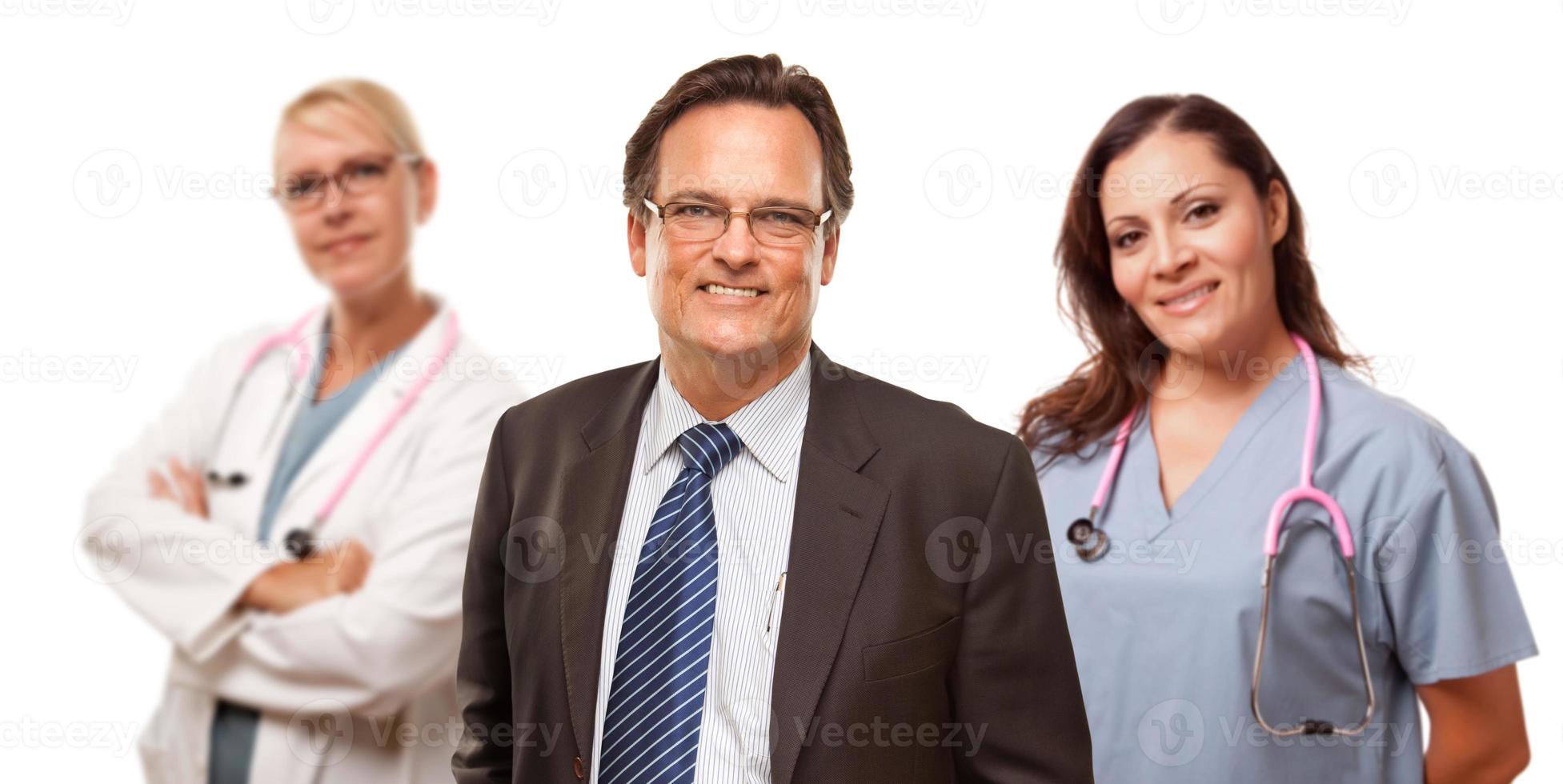 empresário sorridente com médica e enfermeira foto