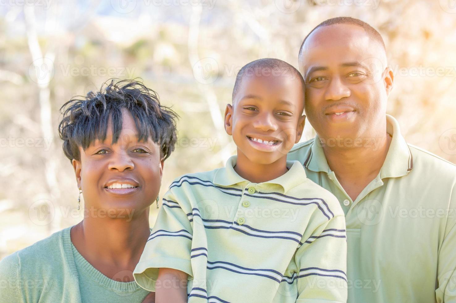 lindo retrato de família afro-americana feliz ao ar livre foto