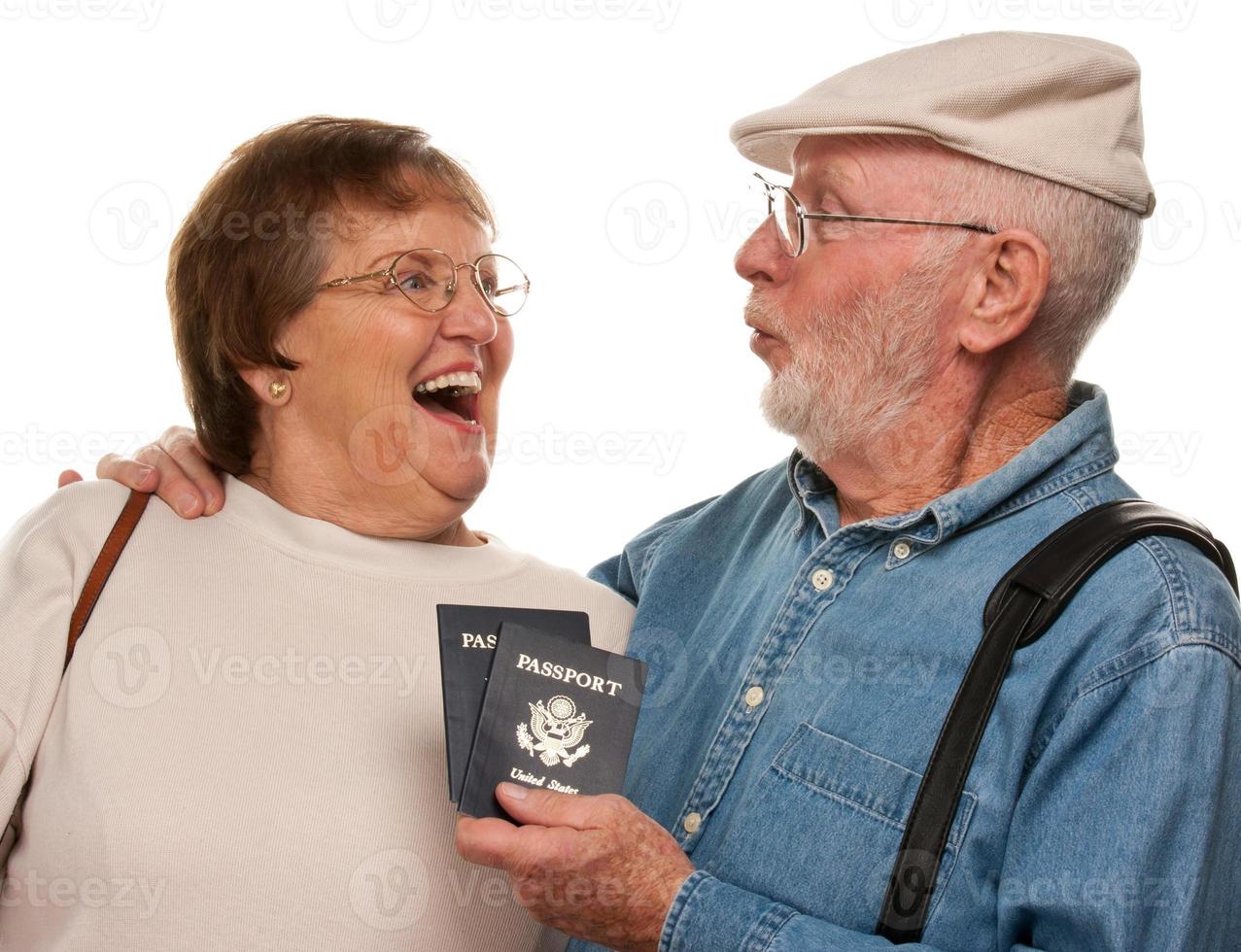 feliz casal sênior com passaportes e malas em branco foto