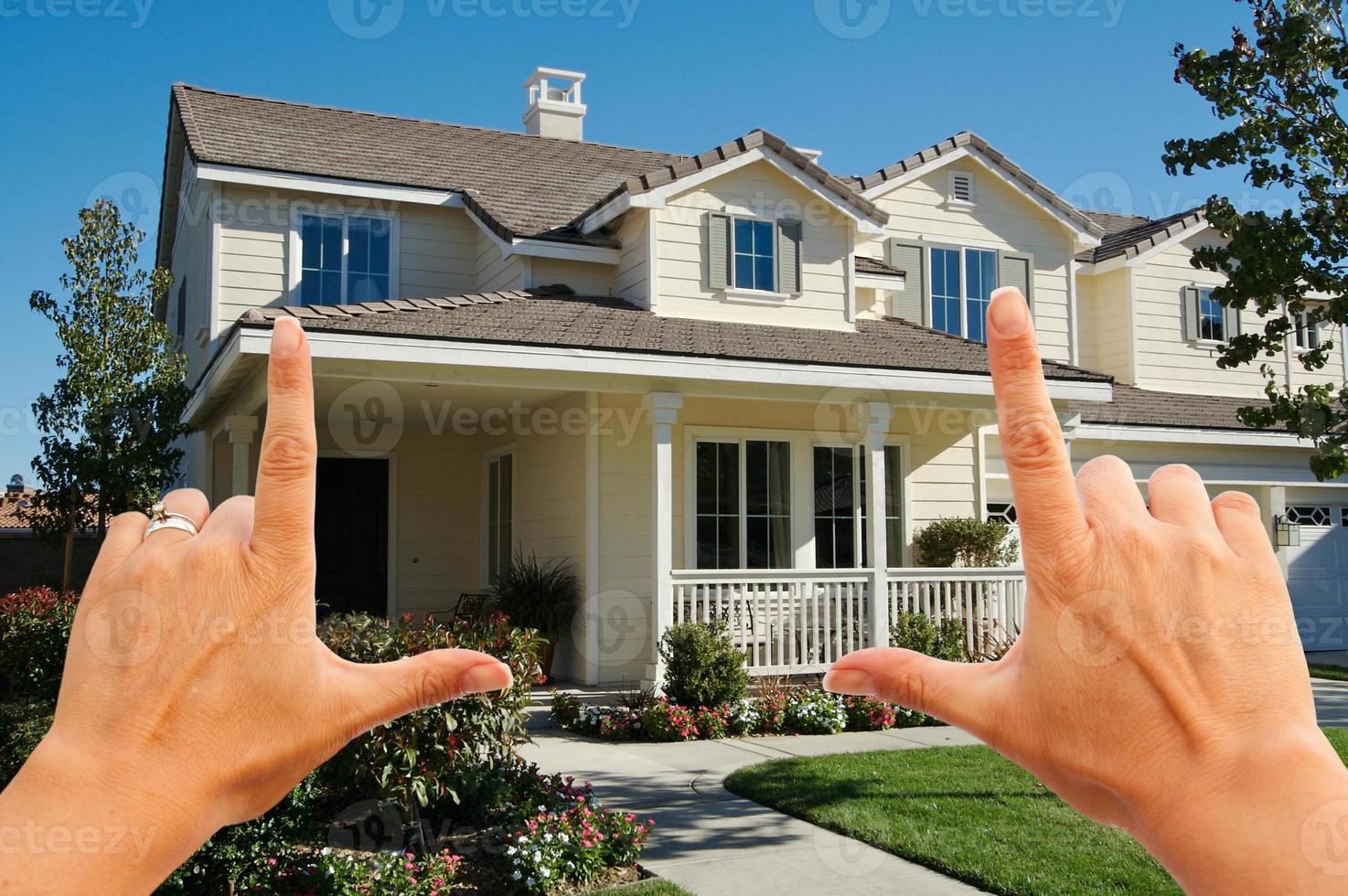 mãos femininas emoldurando linda casa foto