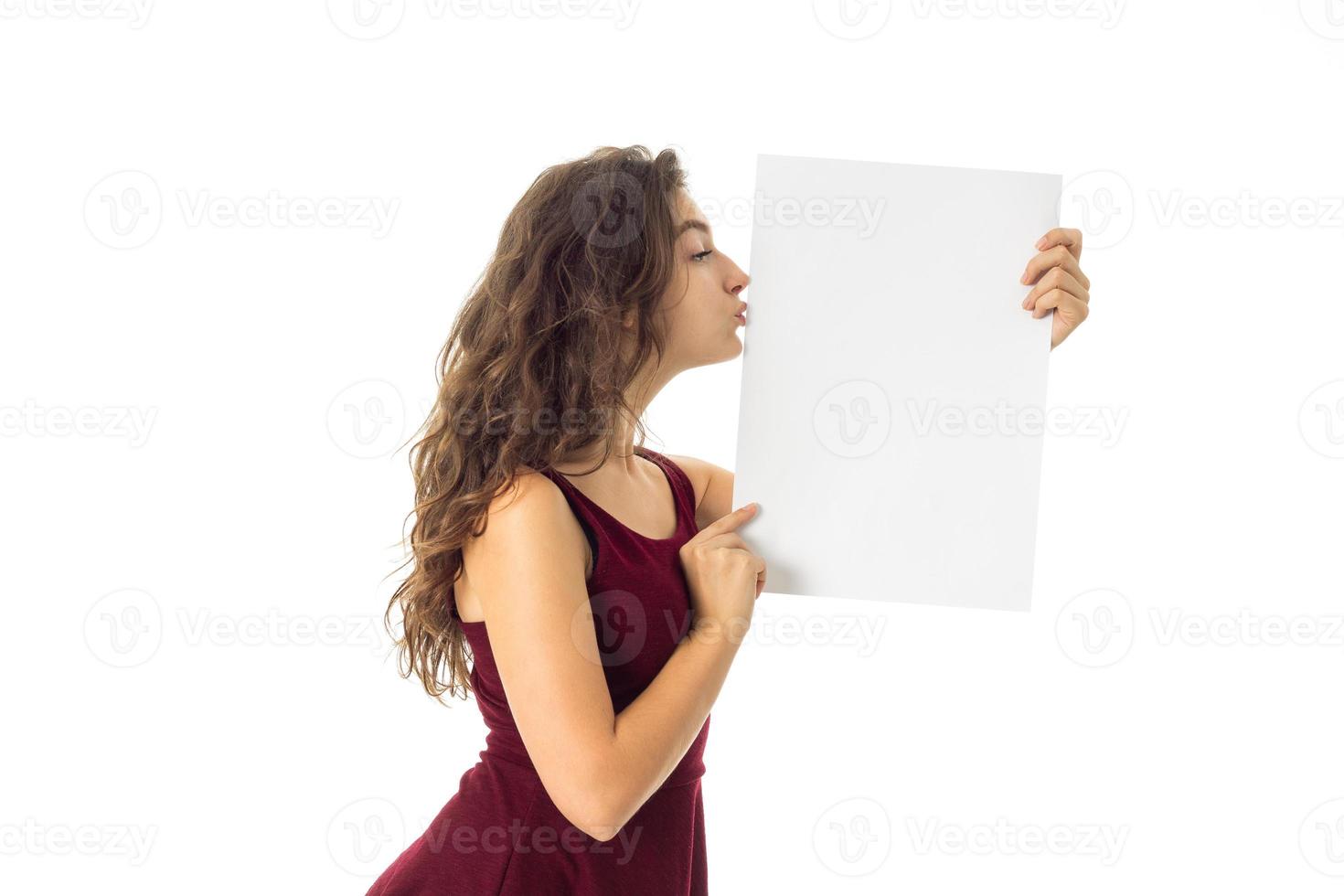 garota de vestido vermelho com cartaz branco foto