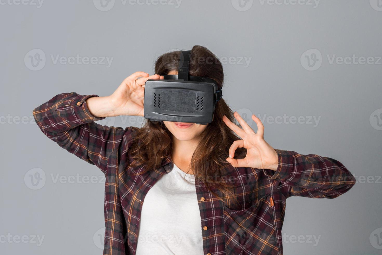 jovem encantadora no capacete de realidade virtual foto