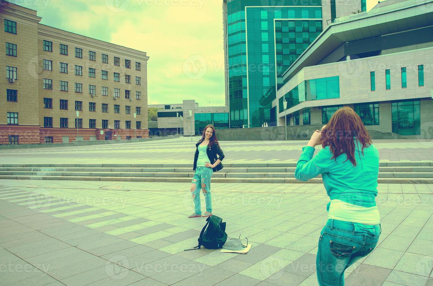 turistas de mulheres andam na cidade nova foto