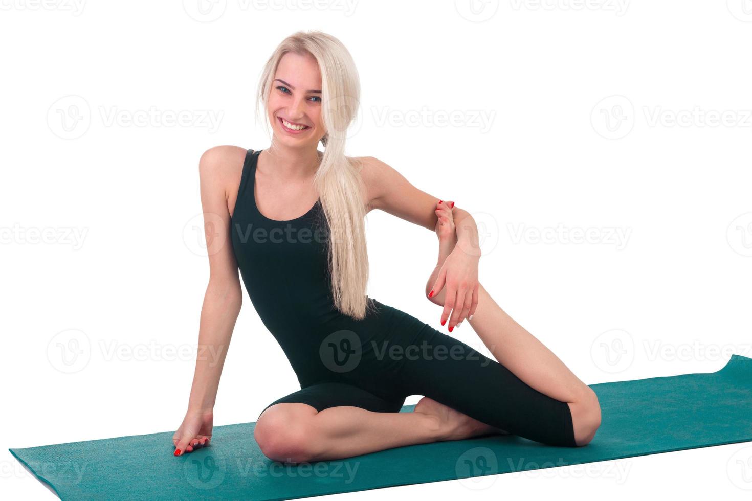 mulher praticando ioga foto