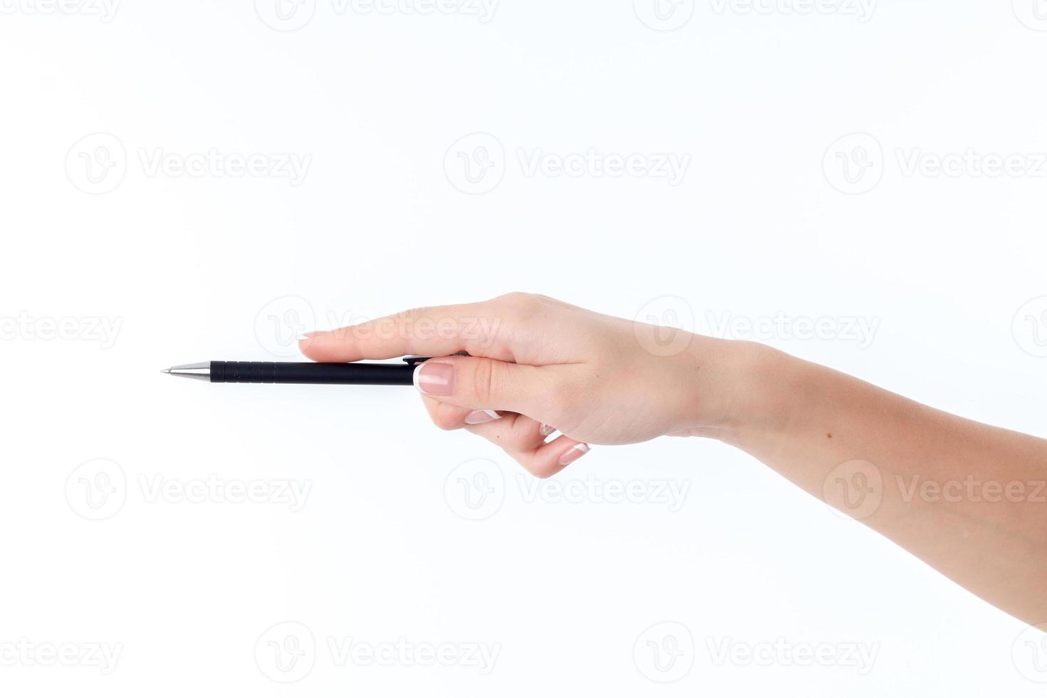 mão de uma mulher que segura a caneta para escrever isolada no fundo branco foto