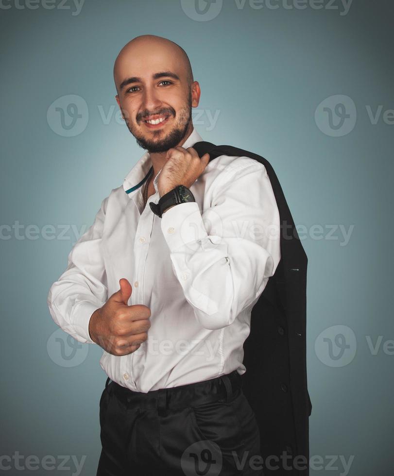 homem bonito na camisa sorrindo para a câmera foto