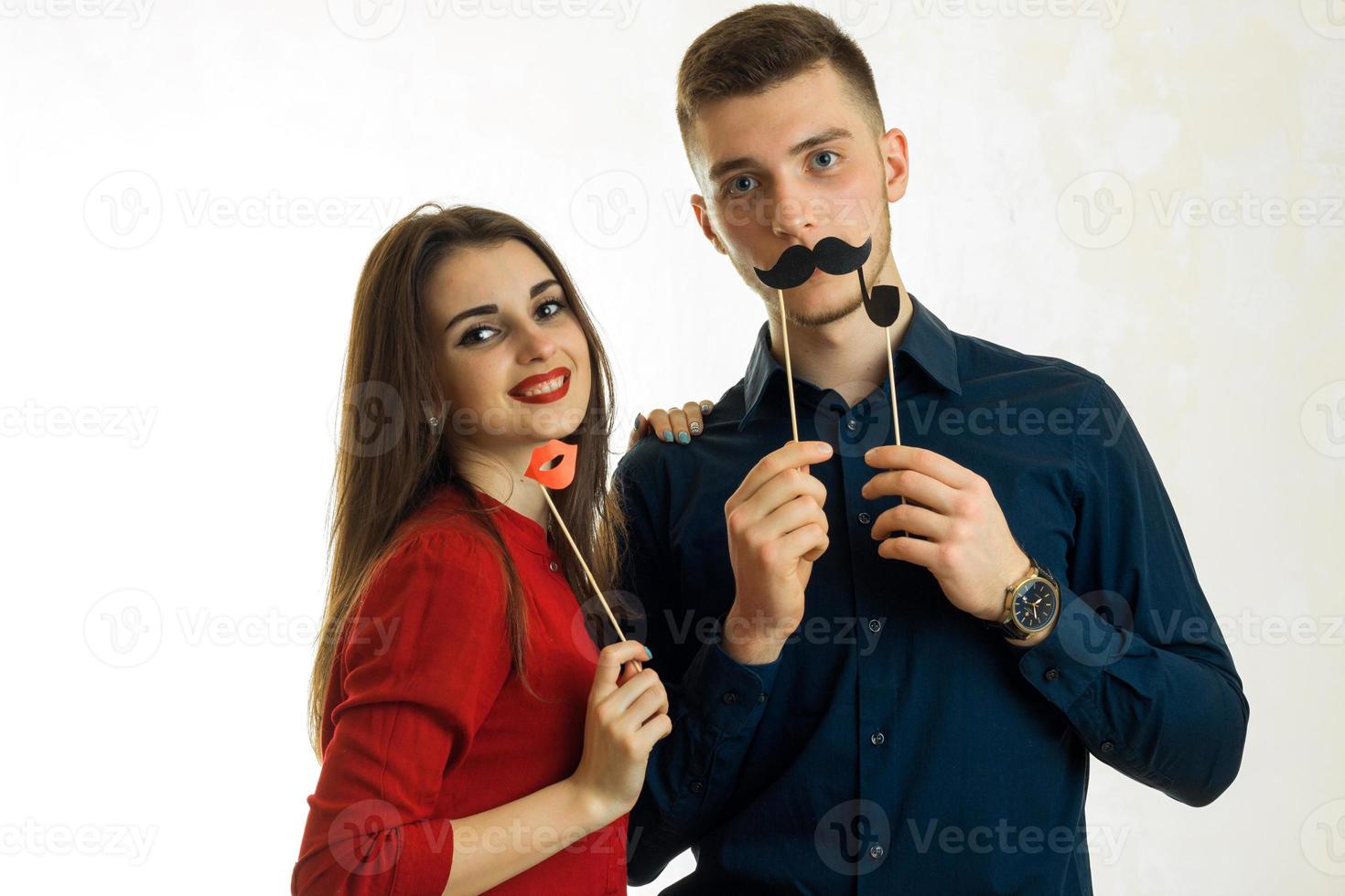 um jovem casal encantador se divertindo com uma farsa foto