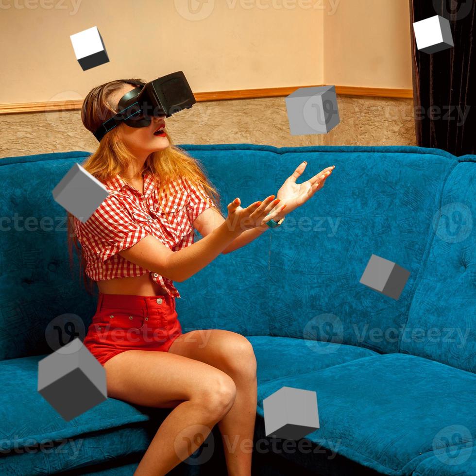 garota no capacete de realidade virtual foto