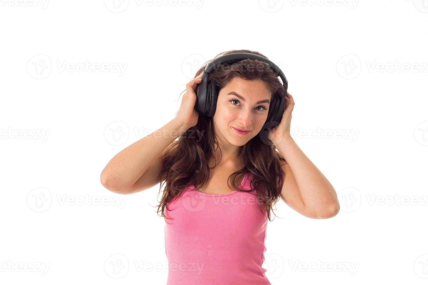 garota em fones de ouvido no estúdio foto