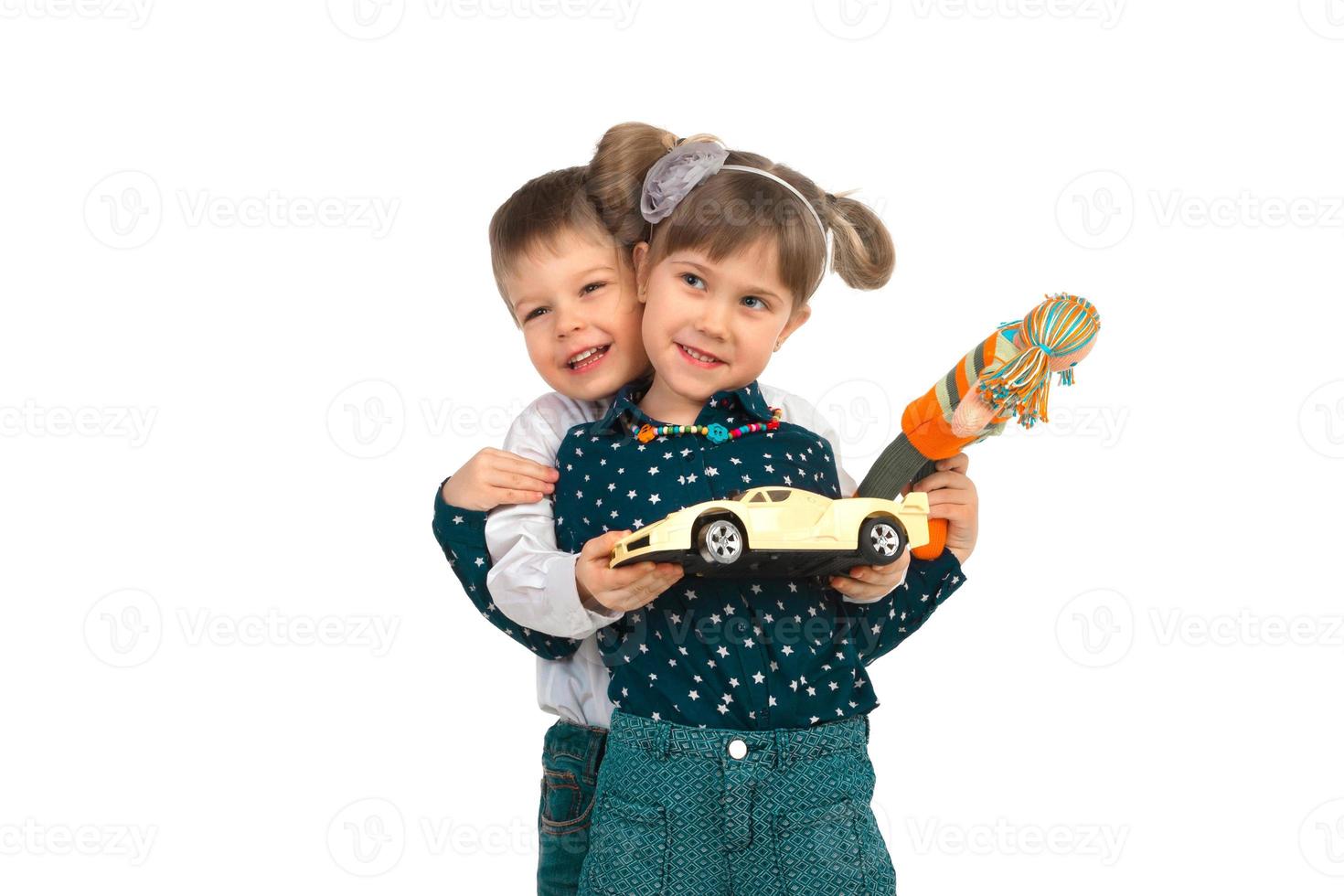 crianças com brinquedos foto