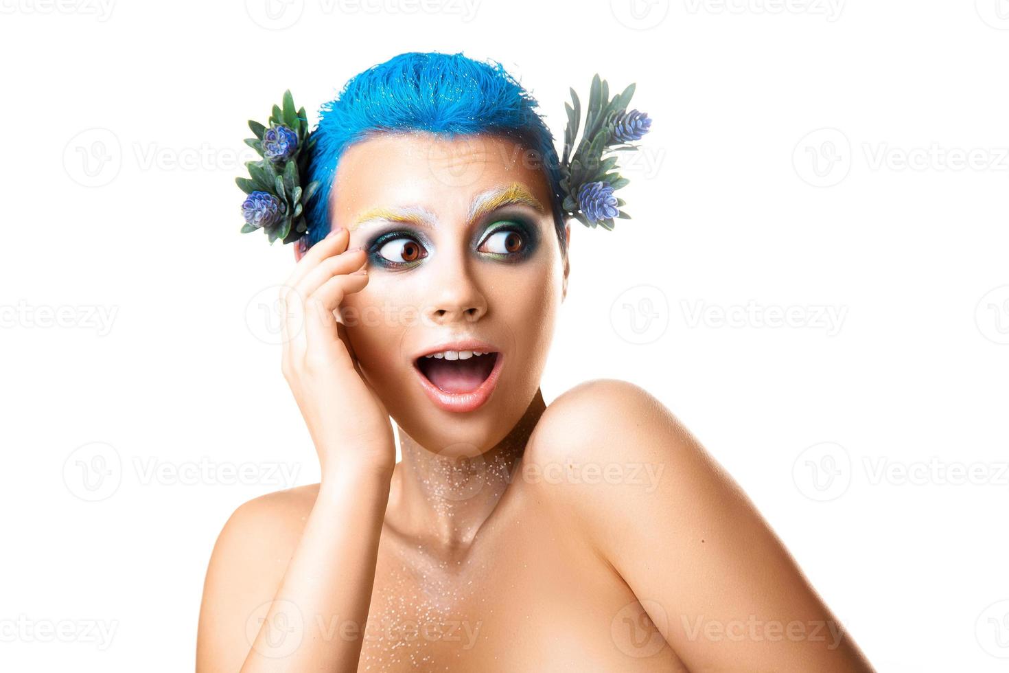 menina surpreendida com flores no cabelo e cor de maquiagem foto