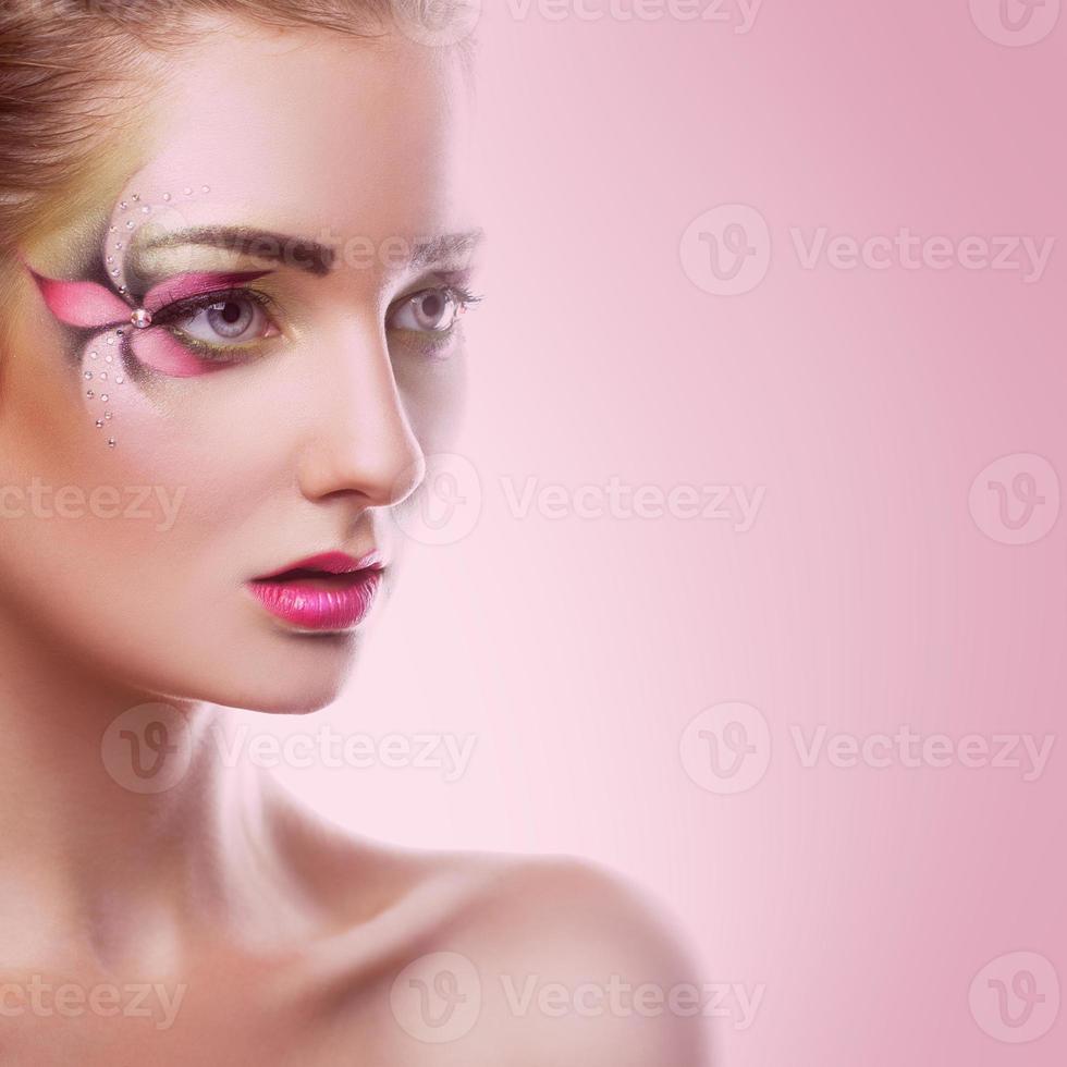 sexy jovem adulta com maquiagem de flor no olho no estúdio foto