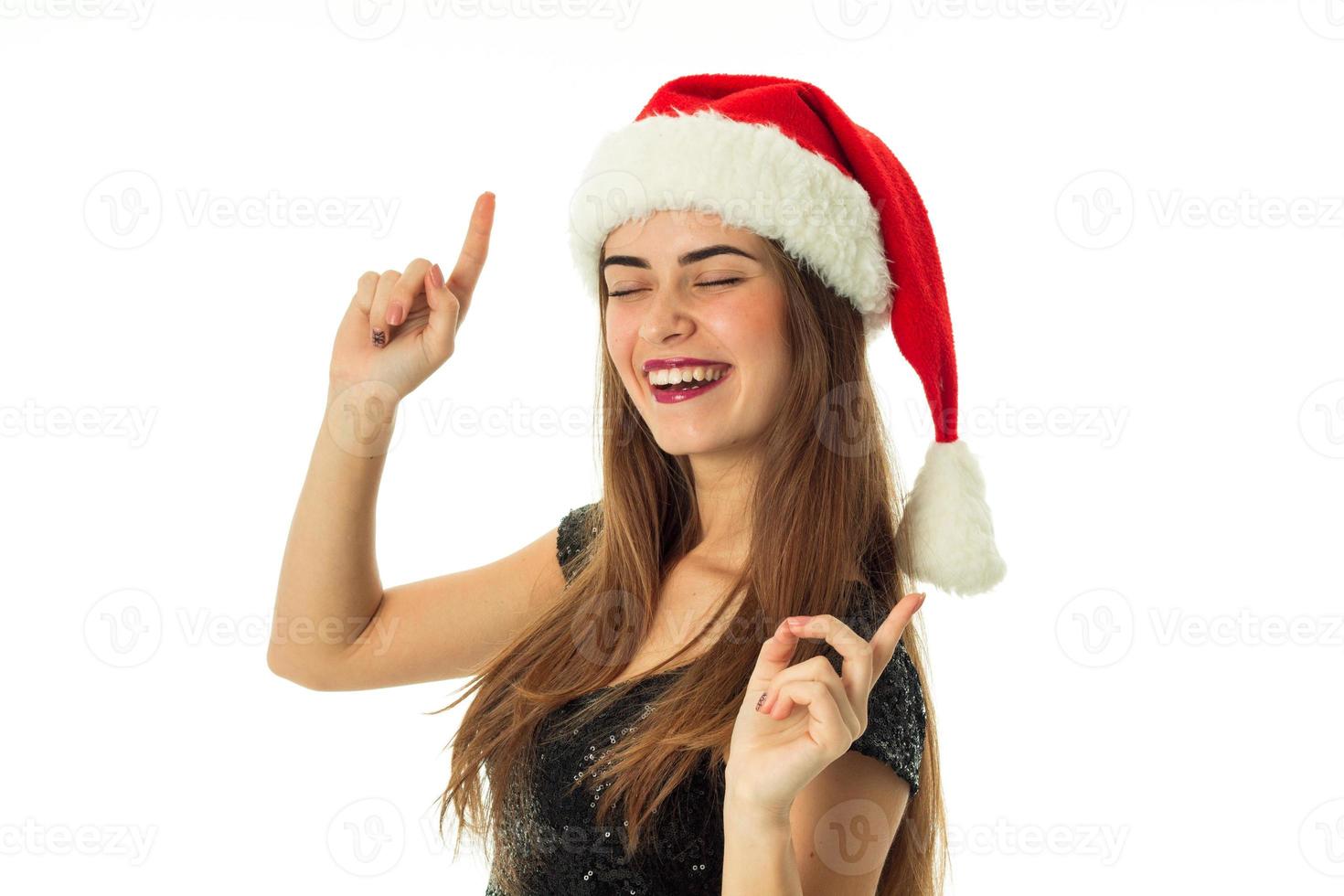 retrato de menina de beleza alegre com chapéu de Papai Noel foto