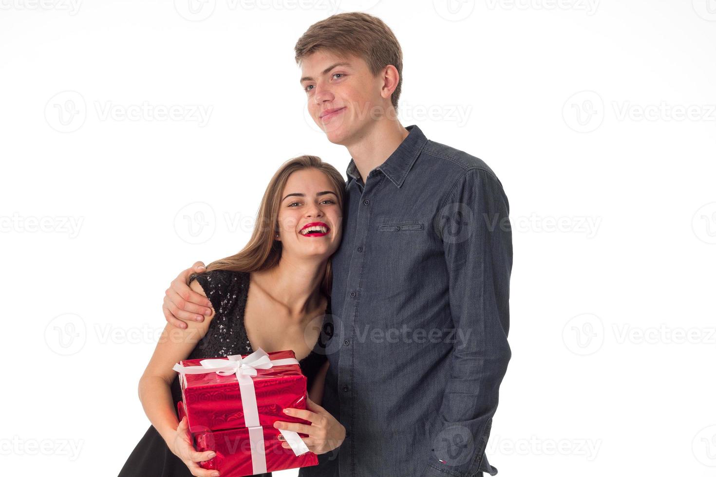 jovem casal sorrindo e abraçando foto