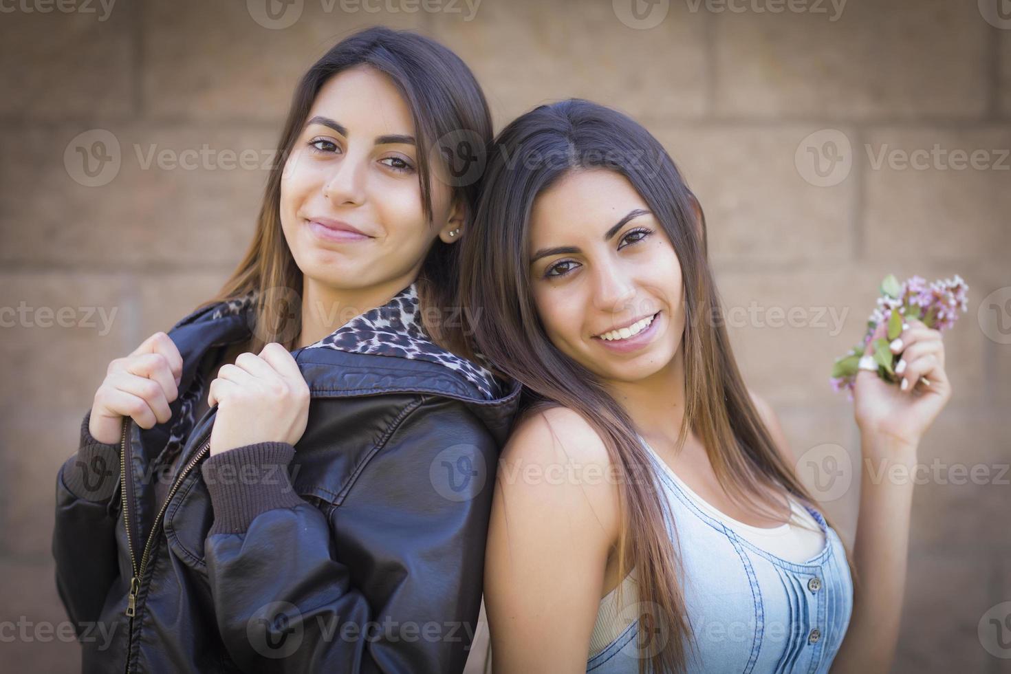 retrato de duas irmãs gêmeas de raça mista foto